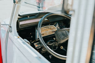 el interior de un coche con volante y salpicadero