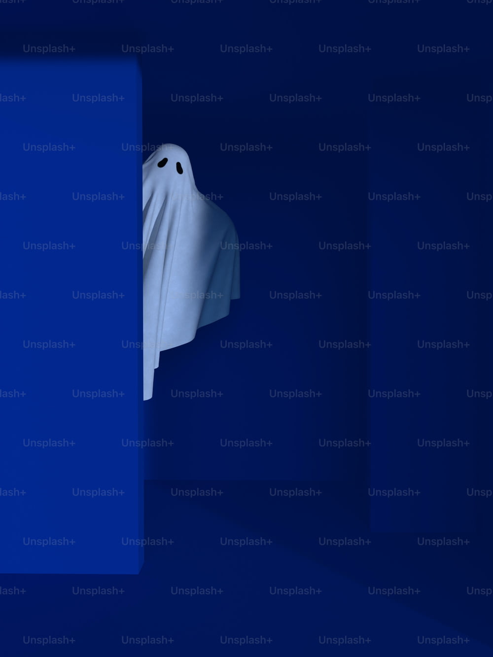 Un fantasma blanco se asoma por una pared azul