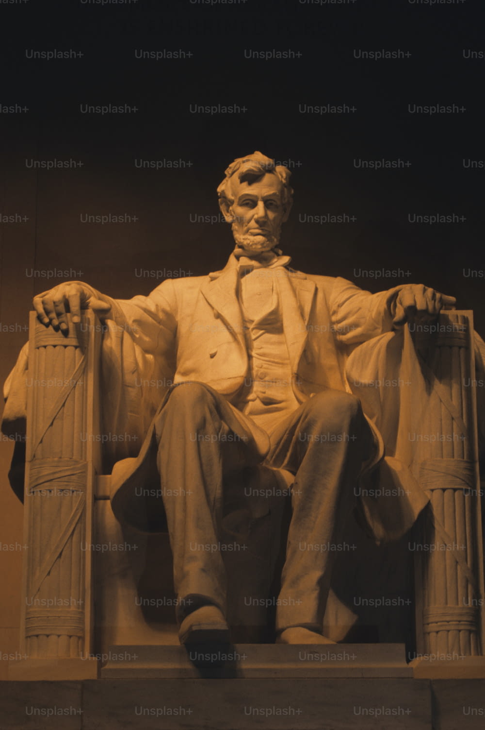 Uma estátua de Abraham Lincoln sentado em uma cadeira