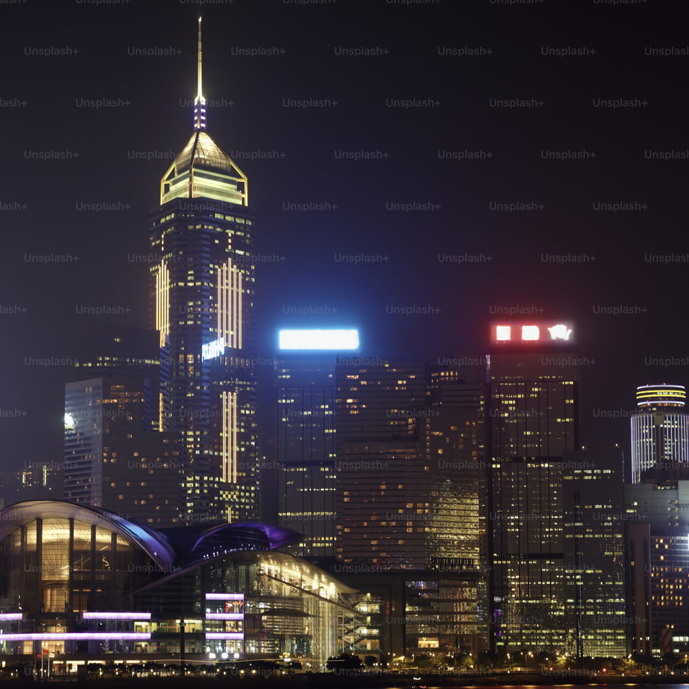 고층 빌딩이 켜진 밤의 도시 스카이라인