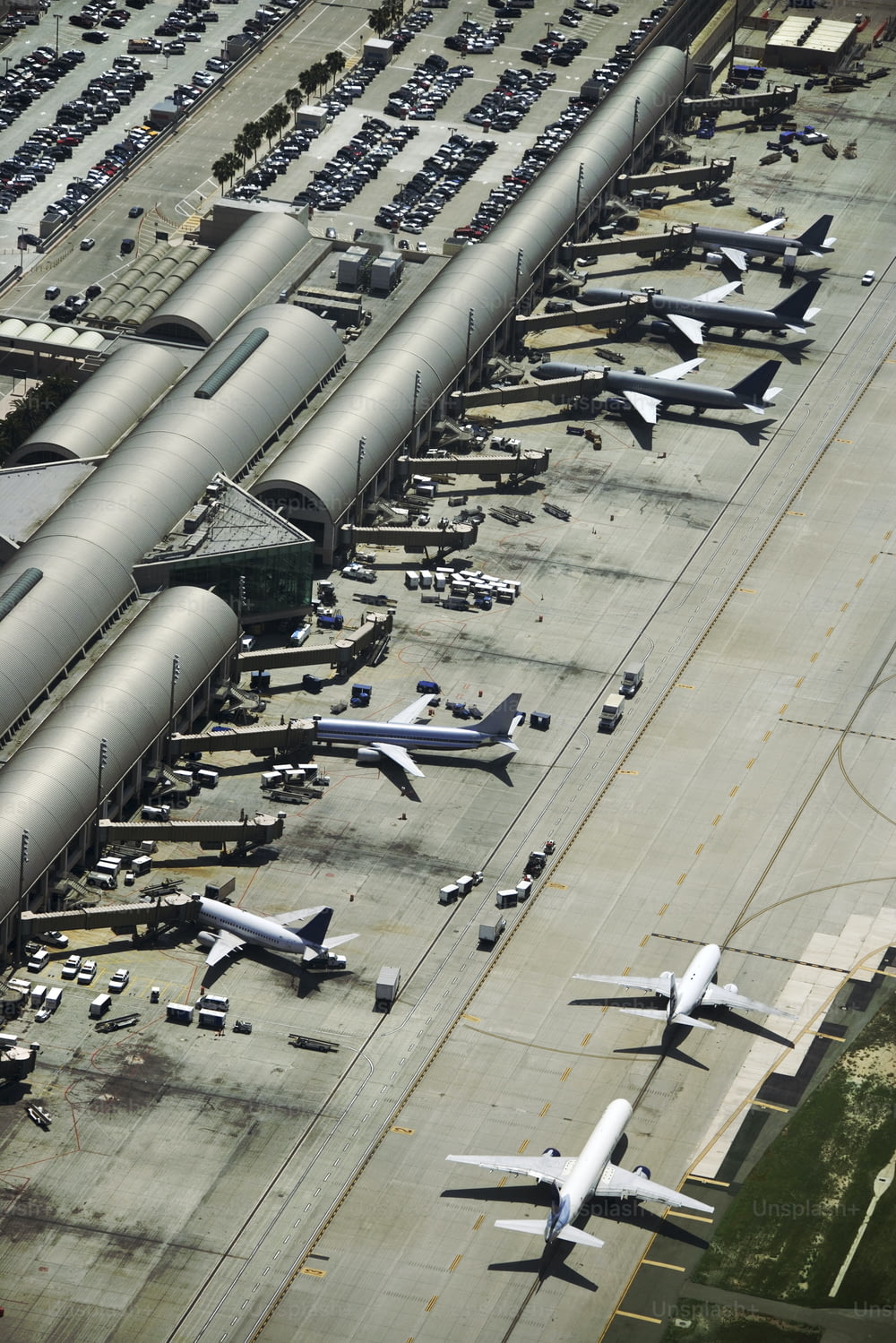 Una vista aerea di un aeroporto pieno di aeroplani