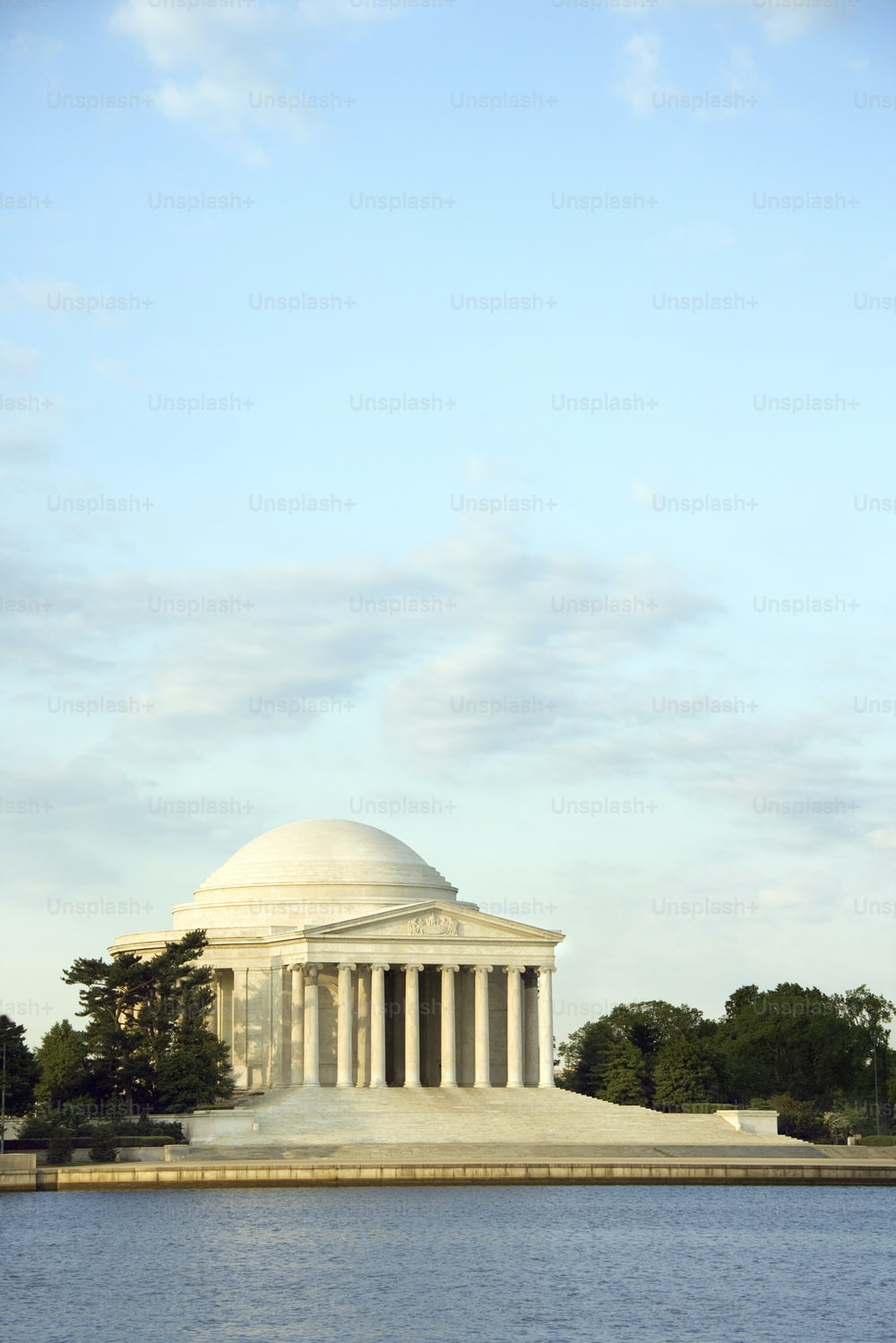 Blick auf das Jefferson Memorial von der anderen Seite des Wassers