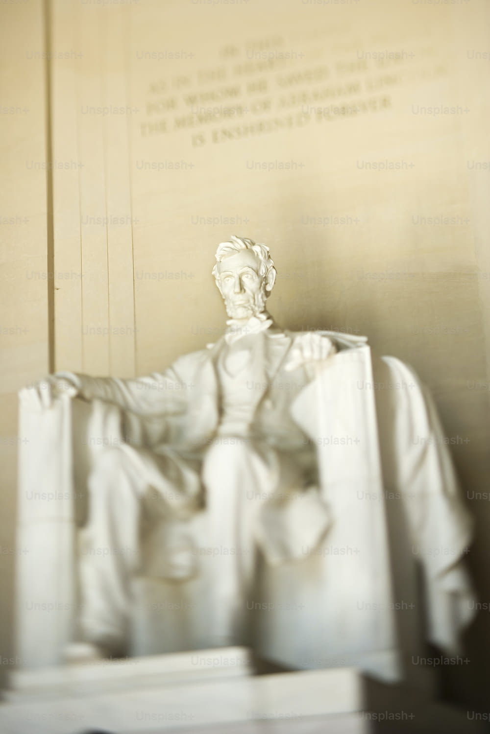 Un primer plano de una estatua de Abraham Lincoln