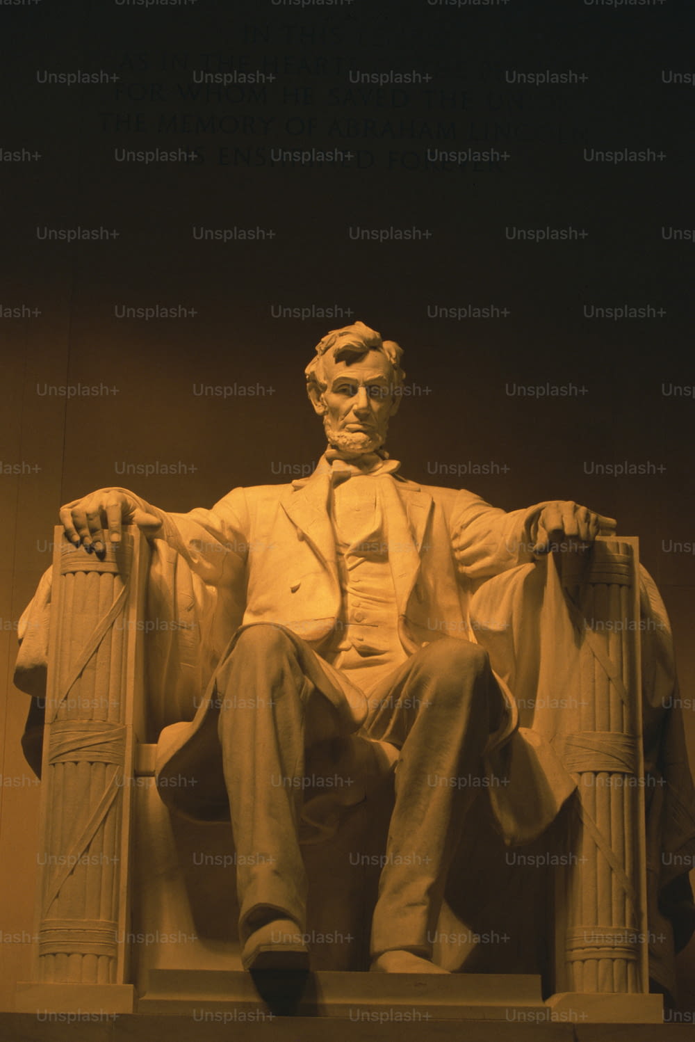 Uma estátua de Abraham Lincoln sentado em uma cadeira