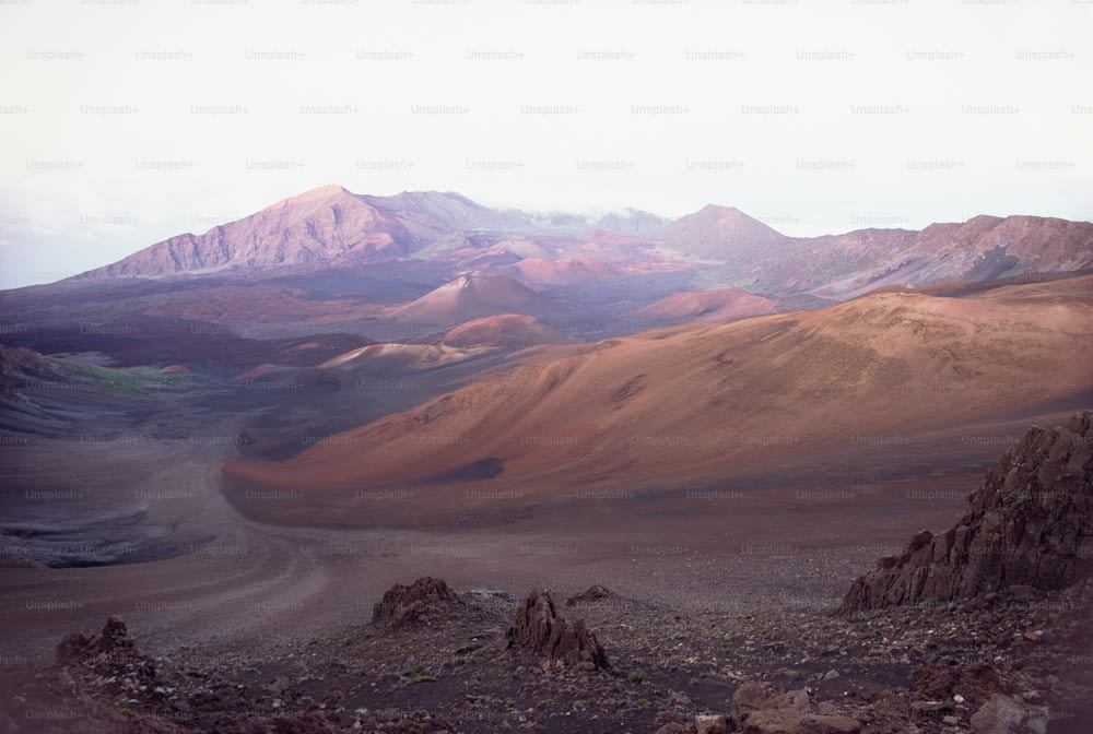 Blick auf eine Bergkette in der Wüste