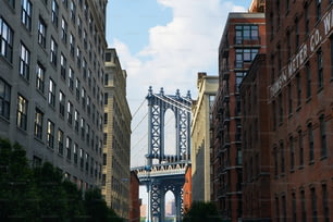 uma vista de uma ponte de uma rua em uma cidade
