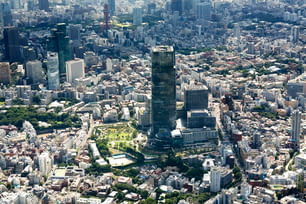 ��高層ビルのある都市の航空写真