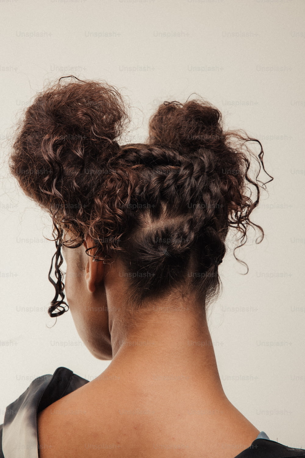 l’arrière de la tête d’une femme avec des cheveux bouclés