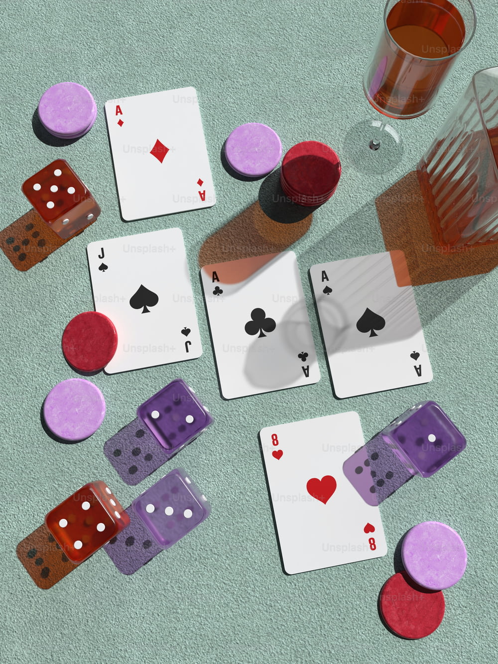 un groupe de cartes à jouer et de dés sur une table