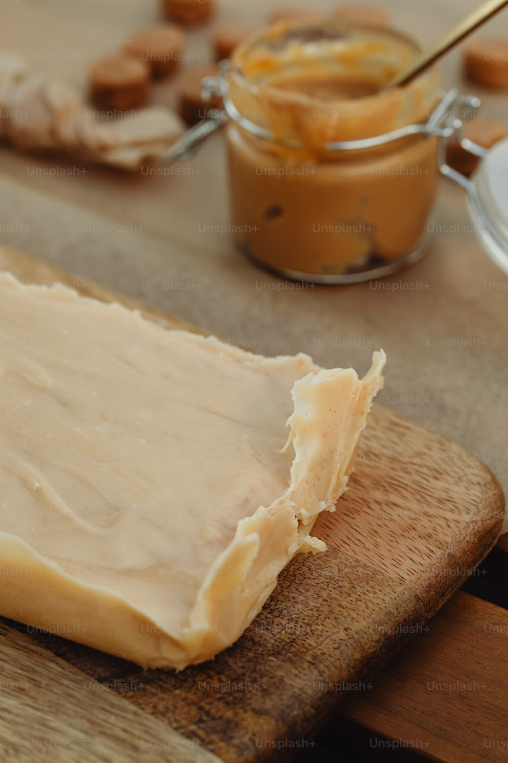 un morceau de fromage posé sur une planche à découper en bois