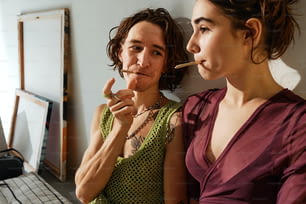 eine Frau, die neben einer anderen Frau eine Zigarette raucht