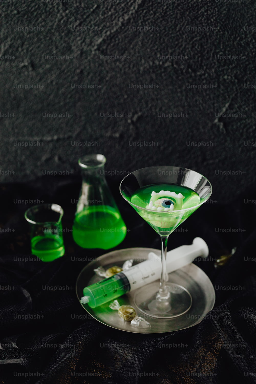Eine grüne Flüssigkeit im Martiniglas