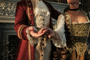 um homem e uma mulher vestidos com trajes de época