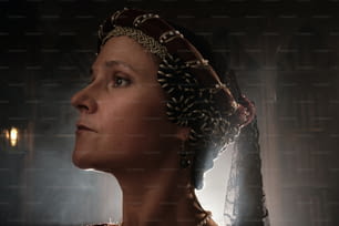 uma mulher usando uma tiara em um quarto escuro