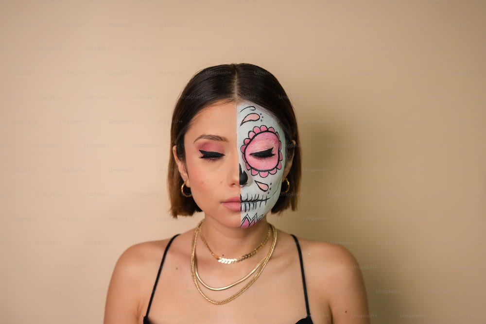 Una donna con un volto dipinto come uno scheletro