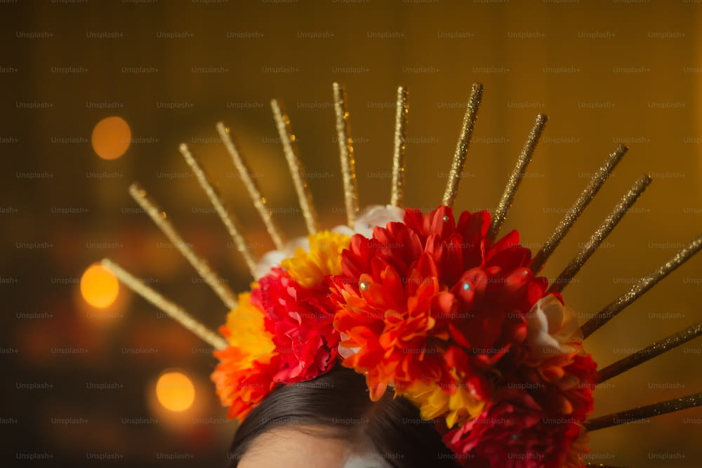 Una donna con una corona di fiori sulla sua testa