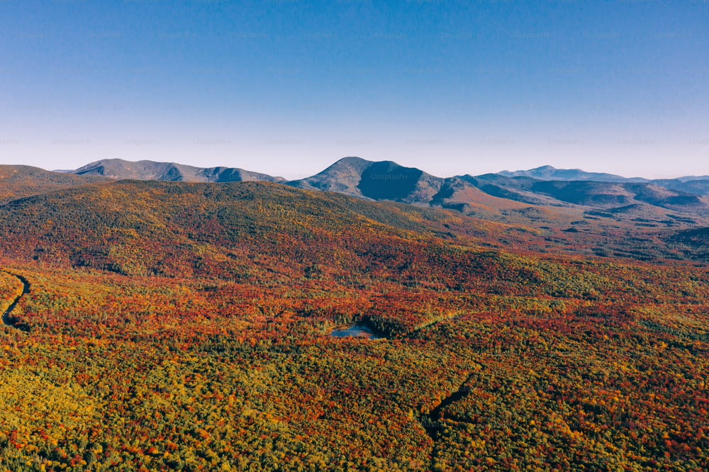 Luftaufnahme einer Bergkette im Herbst