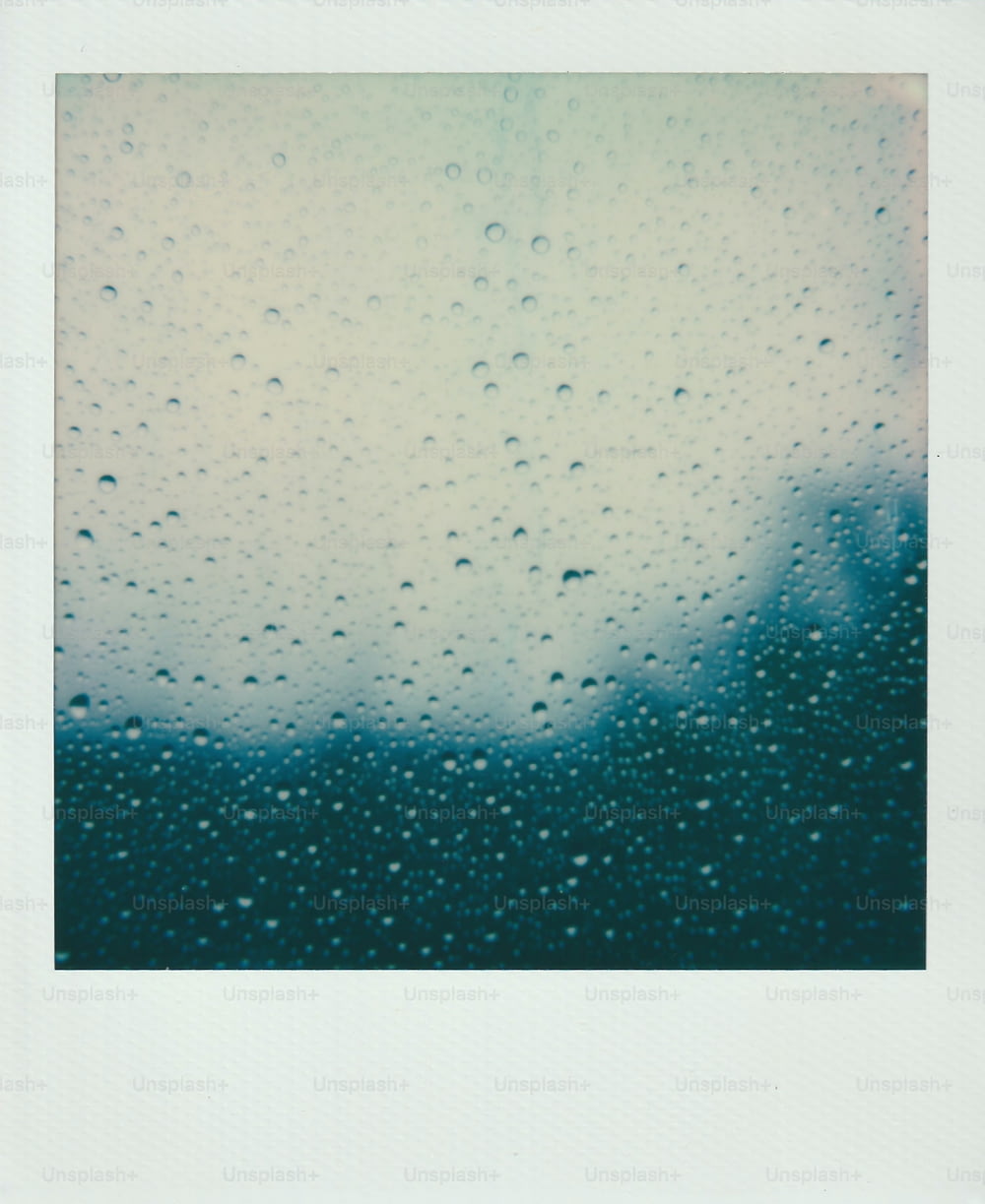 una imagen de gotas de lluvia en una ventana