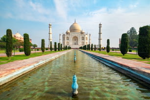 Vista frontal do Taj Mahal refletida no espelho d'água, um mausoléu de mármore branco marfim na margem sul do rio Yamuna em Agra, Uttar Pradesh, Índia. Uma das sete maravilhas do mundo.