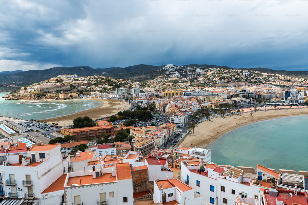 Luftaufnahme der befestigten Stadt und des Hafens von Peniscola (Peñíscola) an der Costa del Azahar in Castellón an einem regnerischen Tag, Autonome Gemeinschaft Valencia in Spanien.