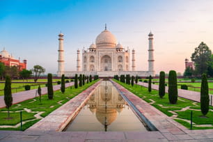 Taj Mahal é um mausoléu de mármore branco na margem do rio Yamuna na cidade de Agra, estado de Uttar Pradesh, Índia