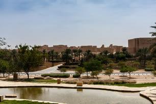 Die Ruinen der alten Stadt Diriyah liegen zu beiden Seiten des engen Tals, das als Wadi Hanifa bekannt ist und sich in südlicher Richtung durch Riad und darüber hinaus erstreckt. Die Ruinen, die fast ausschließlich aus Lehmziegeln bestehen, sind in drei Bezirke unterteilt, Ghussaibah, Al-Mulaybeed und Turaif, die auf Hügeln mit Blick auf das Tal liegen.