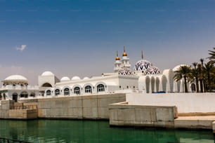A Mesquita é o centro espiritual da comunidade KAUST. É construído em mármore branco. O espaço do pátio em torno da mesquita oferece um local de encontro comum.