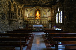 희망의 성소 내부, 스페인 무르시아 지역 칼라스파라에 있는 Santuario de la Virgen de la Esperanza. 성소는 Calasparra에서 6km 떨어진 바위에 새겨진 동굴에 위치하고 있습니다