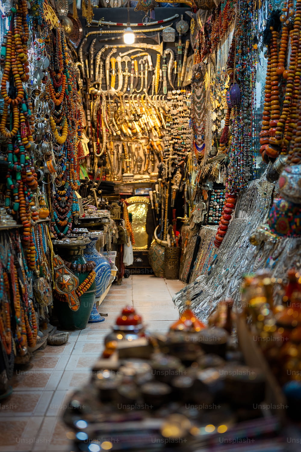 Una toma vertical de una tienda en Medina, Marrakech, Marruecos