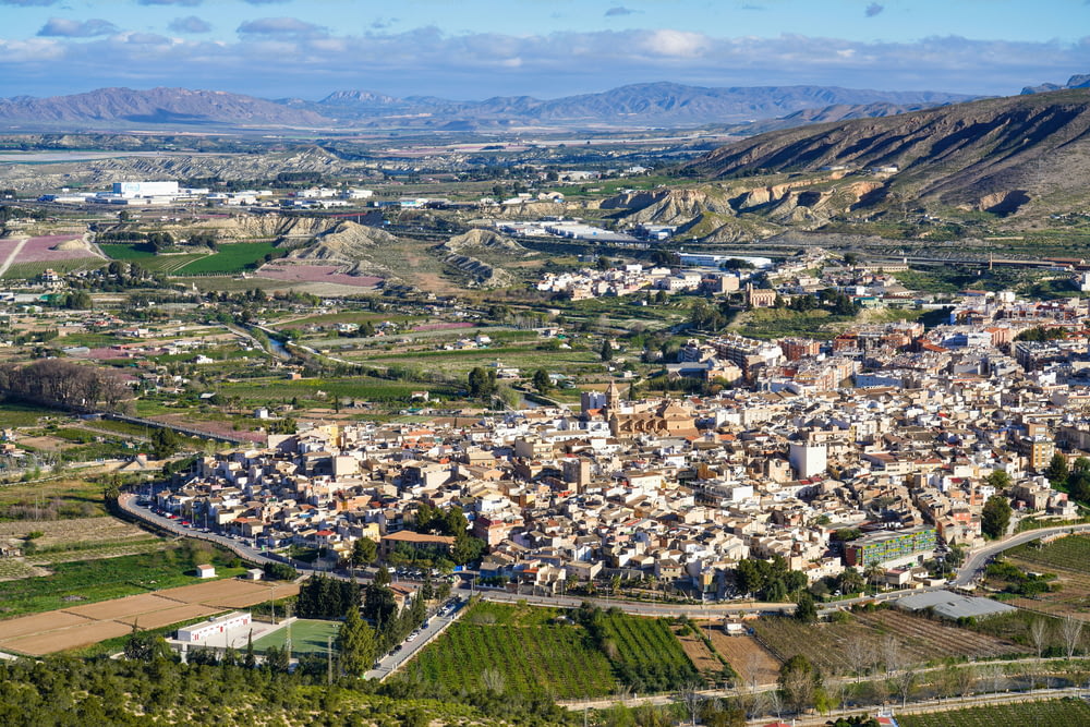 スペイン、ムルシア地方のシエサにあるラビルヘンデルブエンスセソサンクチュアリの有名な十字架で、シエサの町を見下ろす