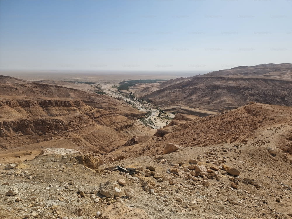 Una vista aérea de las colinas rurales secas y marrones en Túnez