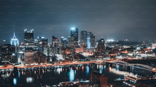 Uno skyline della Pittsburgh illuminata di notte