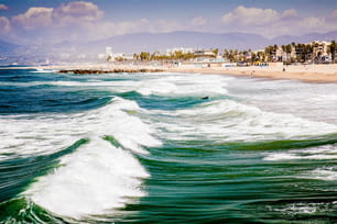 Eine schöne Aufnahme des Venice Beach mit Wellen in Kalifornien