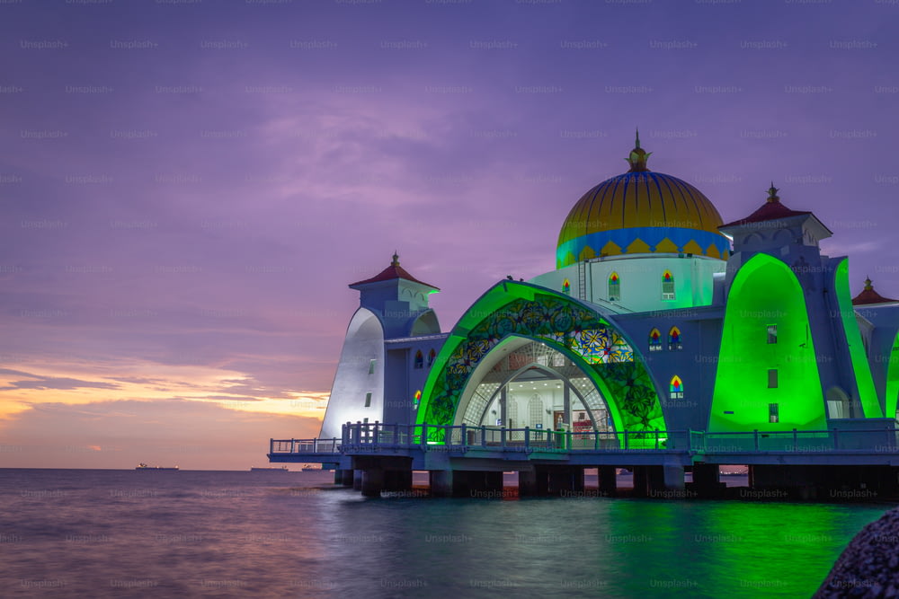 밝은 일몰 하늘을 배경으로 한 말레이시아 말라카 해협 모스크의 경치 좋은 전망