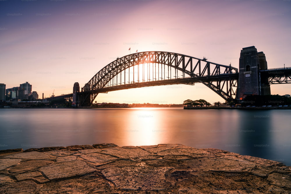Uno scatto della silhouette del Sydney Harbour Bridge a Sydney, Australia durante il tramonto