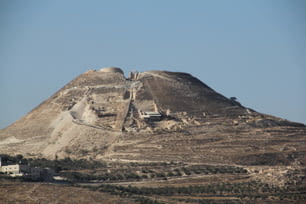 Une photo de la montagne gianat Herodion en Israël