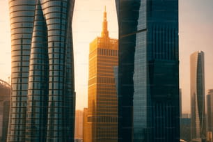 Le soleil éclatant brille au-dessus d’un gratte-ciel à Doha, au Qatar
