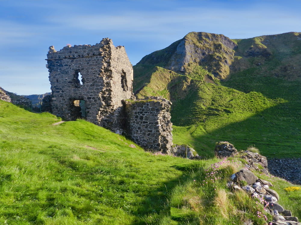Unas ruinas históricas del castillo de Kinbane en el condado de Antrim, Irlanda del Norte