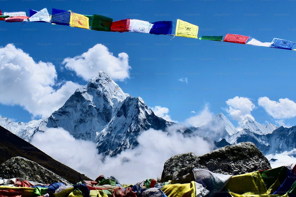 전경에 기도 깃발이 있는 에베레스트 산의 아름다운 사진