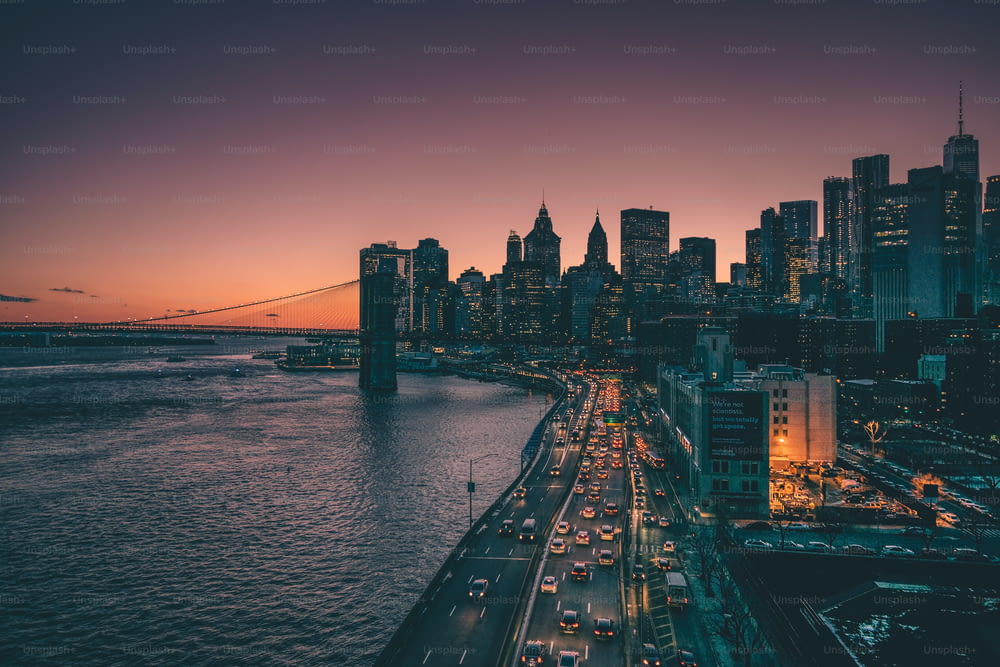 A ponte de Manhattan à noite, EUA