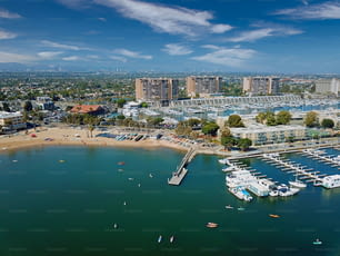 Eine Luftaufnahme von Marina's Beach mit der Stadt im Hintergrund in Marina del Rey, Kalifornien