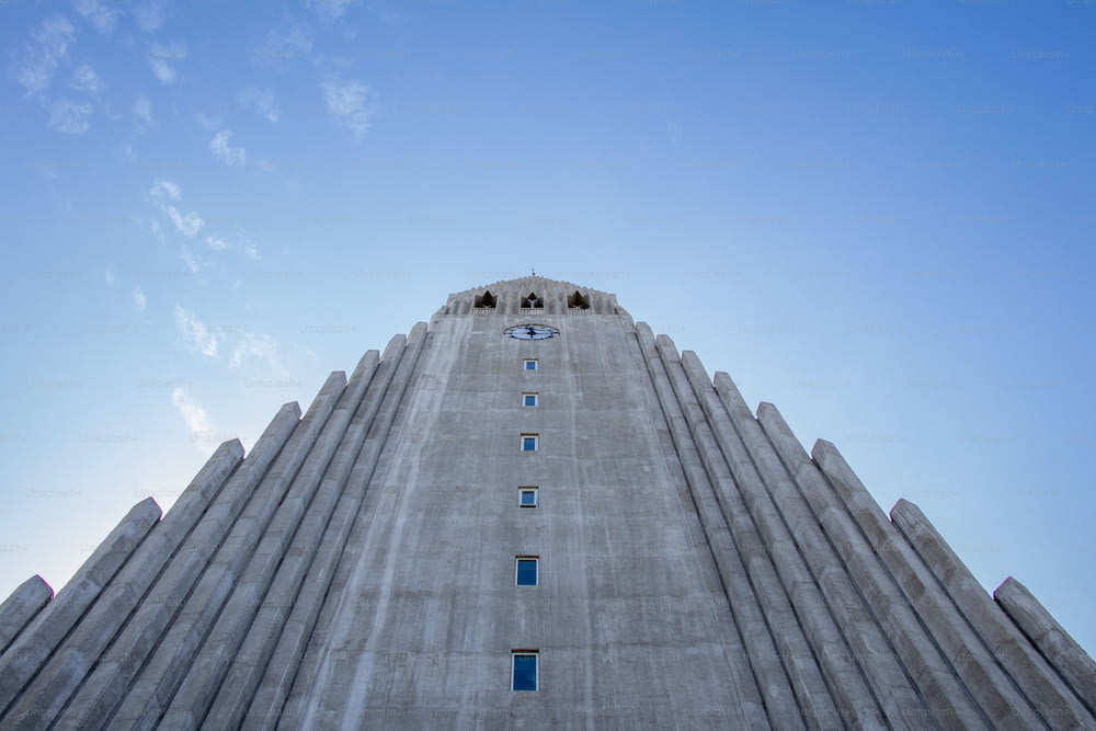 青空に映えるハットルグリムス教会の低い角度