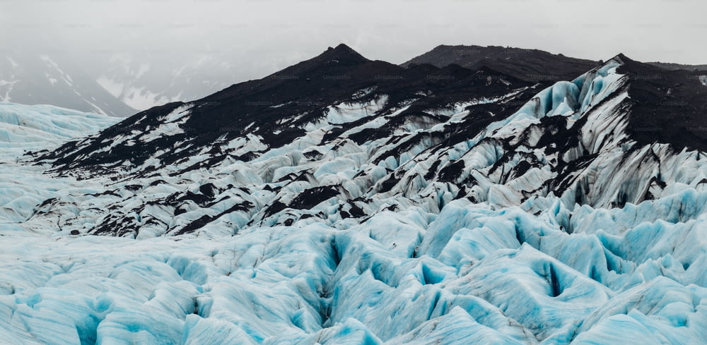 Eine atemberaubende Aufnahme von Reykjavik in Island, die die eisige Schönheit und wilde Natur der Region zeigt