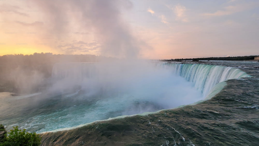 Une vue panoramique des chutes du Niagara au Canada au lever du soleil doré