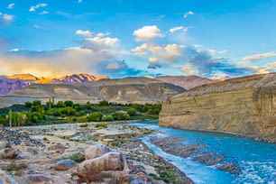 Rivière Indus dans la vallée de Leh près de la ville de Leh