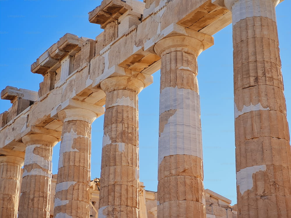 Um close-up da colunata do icônico Partenon na histórica cidade grega de Atenas