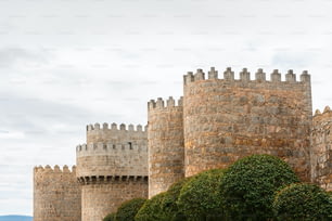 Detail der alten Stadtmauern von Ávila in Spanien von außerhalb der Stadt. Sie wurden zwischen dem 11. und 14. Jahrhundert fertiggestellt und sind das wichtigste historische Merkmal der Stadt.
