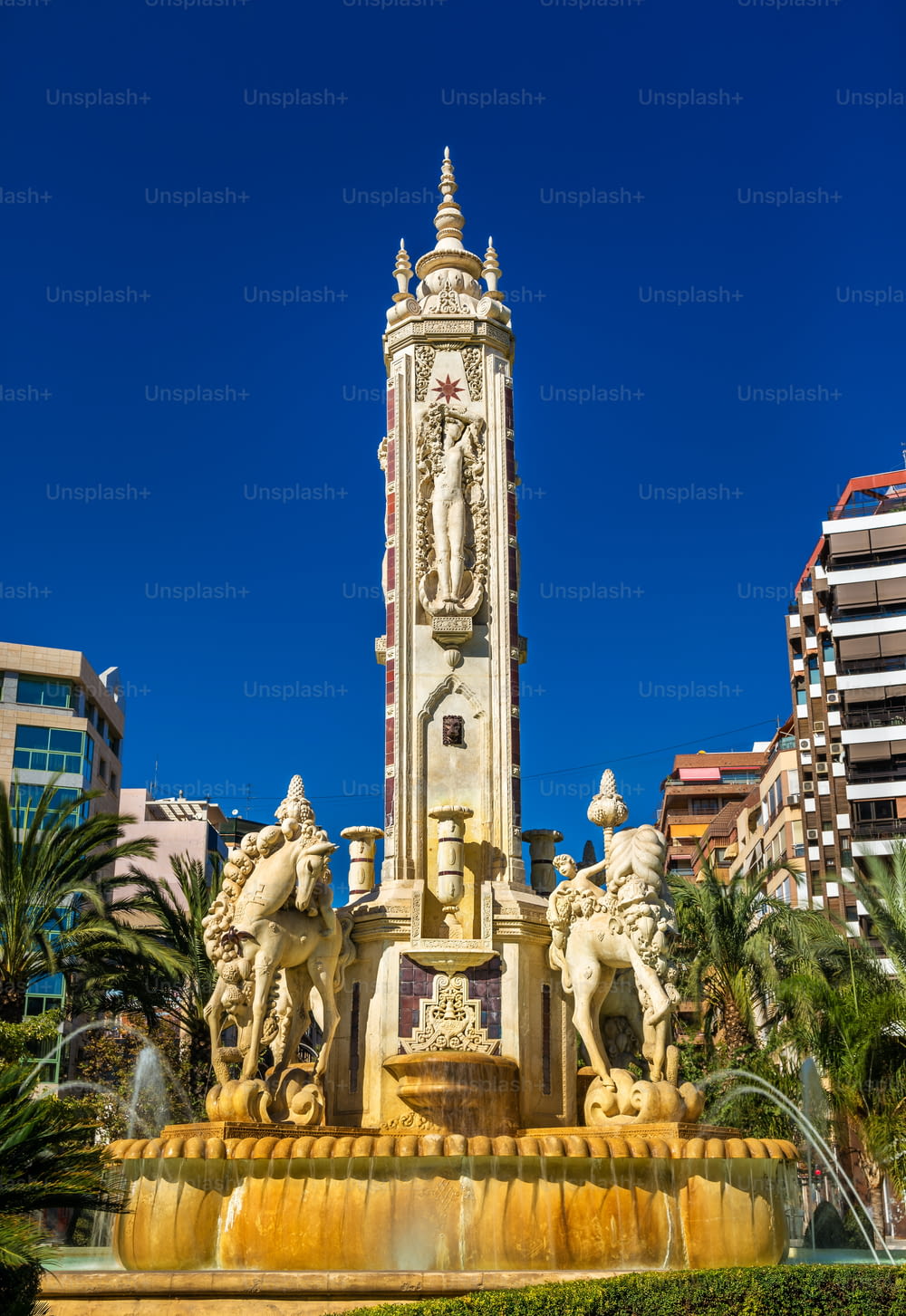 Der Brunnen La Fuente de Levante auf dem Luceros-Platz in Alicante - Spanien