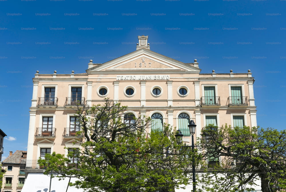 스페인 세고비아의 마요르 광장(메인 광장)에 있는 후안 브라보 극장. 1918년에 개관한 이 공공 건물은 여전히 도시의 주요 극장입니다.