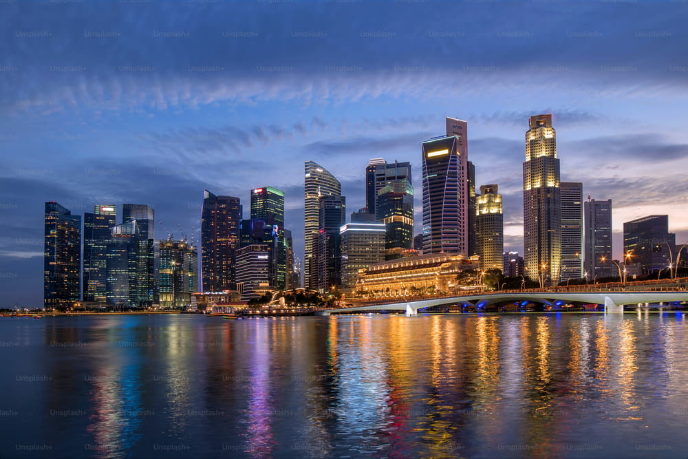 Colorido horizonte del distrito de negocios de Singapur después de la puesta de sol en Marina Bay.